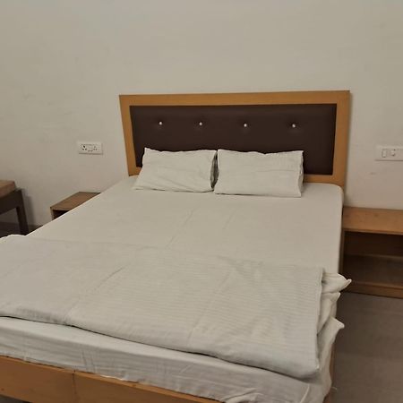 Rk Lawns Hotel Gonda Luaran gambar